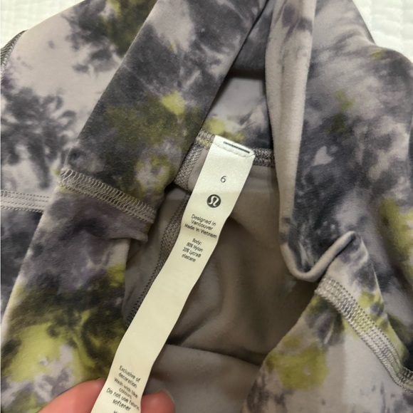 Lululemon leggings with size tag 6 - Picture 2 of 4